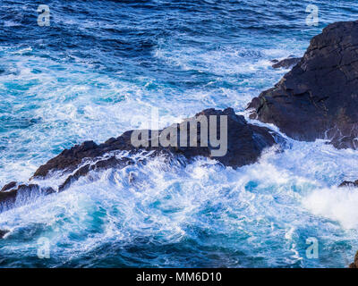 Wild Oceano Atlantico - Vista aerea da scogliere di Kilkee in Irlanda Foto Stock