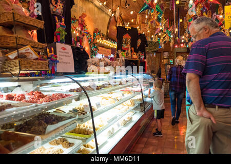 San Antonio, Texas - 18 Aprile 2018: Mi Tierra Cafe e il panificio si trova nel centro cittadino di San Antonio Texas. Foto Stock