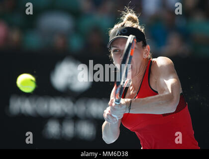 Rumeno giocatore di tennis Simona Halep giocando scritto shot in Australian Open 2018 Torneo di Tennis, Melbourne Park, Melbourne, Victoria, Australia. Foto Stock