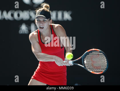 Rumeno giocatore di tennis Simona Halep giocando scritto shot in Australian Open 2018 Torneo di Tennis, Melbourne Park, Melbourne, Victoria, Australia. Foto Stock