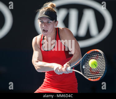 Rumeno giocatore di tennis Simona Halep giocando scritto shot in Australian Open 2018 Torneo di Tennis, Melbourne Park, Melbourne, Victoria, Australia. Foto Stock