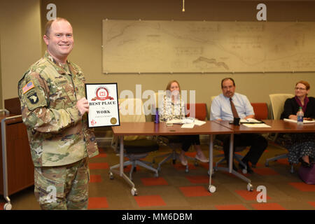 Il Mag. Christopher Burkhart, U.S. Esercito di ingegneri del distretto di Nashville vice comandante, mostra off il 'il posto migliore in cui lavorare in USACE' Award presso il distretto di riunione staff sett. 11, 2017 a Nashville, Tennessee Il premio è stato in misura media agency categoria sulla base delle risposte dei dipendenti nel 2016 dipendente federale Viewpoint sondaggio. Nove premi sono stati presentati da parte del governo degli STATI UNITI Esercito di tecnici in sede per le organizzazioni in questa categoria. (USACE foto di Leon Roberts) Foto Stock