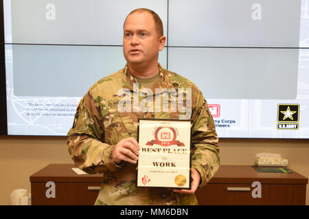 Il Mag. Christopher Burkhart, U.S. Esercito di ingegneri del distretto di Nashville vice comandante, mostra off il 'il posto migliore in cui lavorare in USACE' Award presso il distretto di riunione staff sett. 11, 2017 a Nashville, Tennessee Il premio è stato in misura media agency categoria sulla base delle risposte dei dipendenti nel 2016 dipendente federale Viewpoint sondaggio. Nove premi sono stati presentati da parte del governo degli STATI UNITI Esercito di tecnici in sede per le organizzazioni in questa categoria. (USACE foto di Leon Roberts) Foto Stock