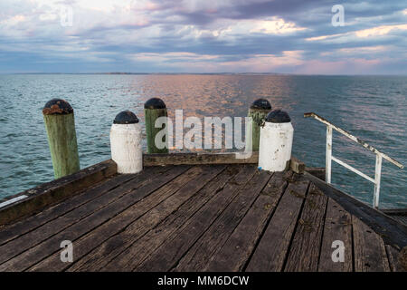 Tramonto al molo con verde e colonne bianche di Cowes, circuito australiano di Phillip Island Foto Stock
