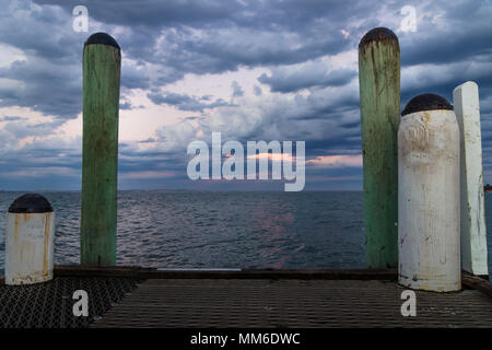 Il bianco e il verde pilastri durante il tramonto al jetty di Cowes, circuito australiano di Phillip Island Foto Stock