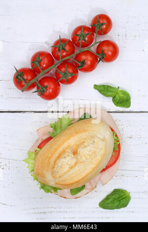 Baguette Sandwich al prosciutto da sopra il formato ritratto su tavola di legno legno Foto Stock