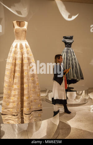 Abiti da designer tunisino Azzedine Alaïa andare in mostra al Design Museum di Kensington, in una mostra chiamata "Azzedine Alaïa: Il Couturier'. Foto Stock