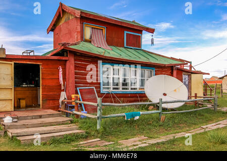 Tsagaan Tolgoi village, Mongolia - Luglio 16, 2010: casa in legno con antenna parabolica nel villaggio accanto al monastero di Amarbayasgalant, Selenge Provincia Foto Stock