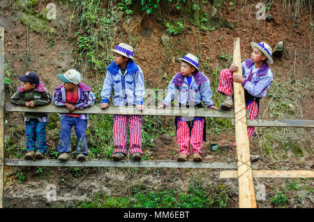 Todos Santos Cuchumatan, Guatemala - 1 Novembre 2011: tradizionalmente condita ragazzi indigeni guarda il giorno di Tutti i Santi del cavallo di razza Foto Stock