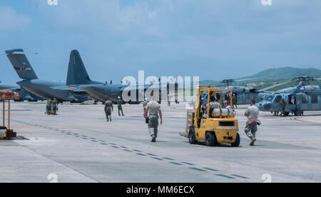 Un Marine dal 26 Marine Expeditionary Unit aviatori di piombo dal 164disponibilità logistica Squadron, Tennessee Air National Guard e Rhode Island Air National Guard, mentre si spostano Federal Emergency Management Agency razioni di emergenza destinati a san Tommaso e san Giovanni, Isole Vergini per velivoli per trasporto, Sett. 11. Foto Stock