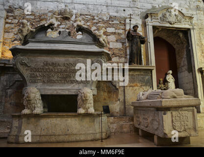 Lisbona ,Portogallo - 30 ottobre 2018. Interno della chiesa Carmo ,sorprendente attrazione di turisti a Lisbona, Portogallo. Foto Stock