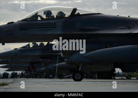 Un pilota dal 480th Fighter Squadron, conduce una pre-controllo di volo a Krzesiny Air Base, Polonia, Sett. 11, 2017. Il 480th FS parteciperanno a corsi di formazione bilaterali con il polacco della Air Force, ospitato dalla 52a gruppo Operations, det. 1 a sostegno del funzionamento Atlantic risolvere. (U.S. Air Force photo by Staff Sgt. Jonathan Snyder) Foto Stock