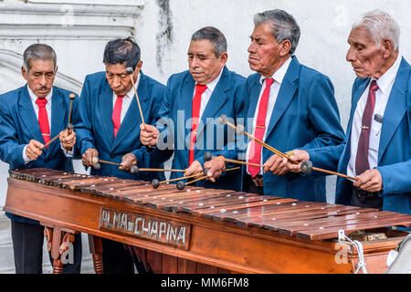 Cuidad Vieja, Guatemala - 7 Dicembre 2017: Locale marimba band suona al di fuori di una Chiesa che celebra la Nostra Signora dell Immacolata Concezione giorno. Foto Stock