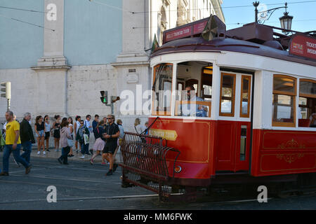 Lisbona, Portogallo - 30 ottobre 2017. Street view con le colline Tramcar Tour nel quartiere Chiado, Lisbona, la capitale del Portogallo. Foto Stock