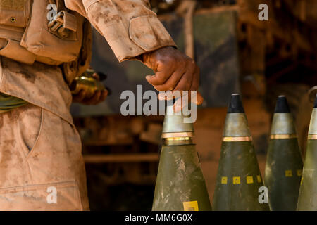 Stati Uniti Marines con il quindicesimo Marine Expeditionary Unit fire M777 Obice cannoni durante la fase di esercizio del coccodrillo di pugnale 2017 nella regione di Arta di Gibuti, Africa, il 11 settembre 2017. Alligatore pugnale è due settimane di esercizio che prepara incoming Naval Amphibious forze e la Task Force 51/5th Marine Expeditionary Unit Anfibio del gruppo di preparazione/Marine Expeditionary Unit team per integrare e sincronizzare le capacità di combattimento per le missioni negli Stati Uniti Il comando centrale e l'area di operazioni. Attraverso la cooperazione con gli Stati Uniti Africa comando, Combined Joint Task Force - Corno d Africa e Djibou Foto Stock