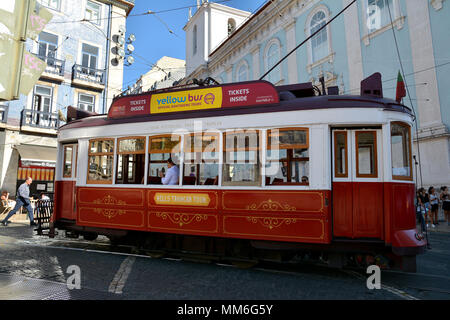 Lisbona, Portogallo - 30 ottobre 2017. Street view con le colline Tramcar Tour nel quartiere Chiado, Lisbona, la capitale del Portogallo. Foto Stock