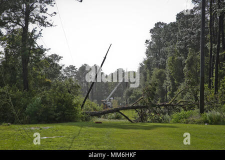 Le linee elettriche giaceva sul terreno dopo il passaggio dell uragano Irma a bordo Marine Corps Air Station Beaufort, Sett. 11. Il restare dietro un elemento, composto di Marines, marinai e civili ha lavorato da sun fino al sole il ripristino dell'alimentazione e di eliminare i detriti per tornare MCAS Beaufort per le normali operazioni. Foto Stock