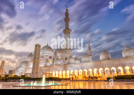 Abu Dhabi Moschea Sheikh Zayed twilight minareto Emirati Arabi Uniti EMIRATI ARABI UNITI Foto Stock