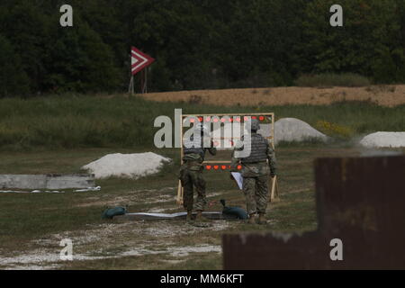 La riserva di esercito di praticare il sergente, Sgt. Christopher Mosè completa la sollecitazione Shoot lane al 2017 TRADOC trapanare il sergente e AIT plotone sergente dell'anno di competizione. I concorrenti sono classificati in numerose attività di guerriero sett. 12, a Fort Leonard Wood, Mo. Il concorso si svolge a Sett 11-15 (U.S. Esercito foto di Spc. Tynisha Daniel/ rilasciato) Foto Stock