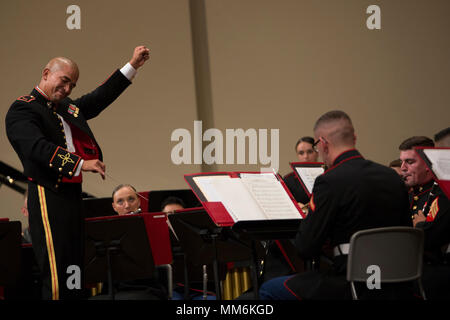 Città GINOWAN, Okinawa, Giappone - Chief Warrant Officer Andres Navarro conduce la III Marine Expeditionary Force Band durante la XXII edizione combinata concerto banda sett. 9 Al Ginowan sala civica nella città di Ginowan, Okinawa, in Giappone. La III banda MEF ha effettuato la seguente: "Ananas Poll," "Va' pensiero", "Nabucco", seguita da "Bambini marzo", poi chiuso con "Verte Otra Vez". La sala civica era al max capacità durante questo concerto, con i membri del pubblico allineati lungo le pareti e seduta sulle scale. Navarro, a Caracas, Venezuela, nativo, è la band ufficiale di III banda MEF. Foto Stock