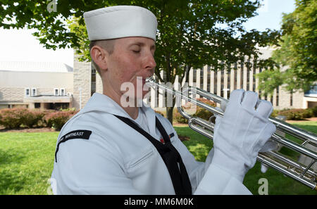 Lo U.S. Naval War College Patriots Memorial è un sito commemorativo a Newport, Rhode Island, in onore dei membri della comunità del Naval War College perduti in servizio. L'immagine d'archivio registra un musicista della Navy Band Northeast che esegue rubinetti durante una cerimonia dell'11 settembre 2017 in occasione del 16° anniversario degli attacchi terroristici del 2001. Foto Stock