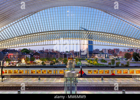 Liegi, Belgio - 9 Maggio 2017: Liege Guillemins treno stazione ferroviaria di al crepuscolo da Santiago Calatrava in Belgio. Foto Stock