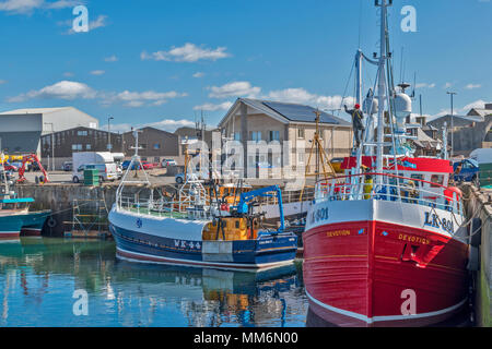 MACDUFF ABERDEENSHIRE SCOZIA CANTIERE O cantiere peschereccio rosso in fase di verniciatura Foto Stock