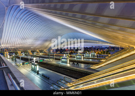 Liegi, Belgio - 9 Maggio 2017: Liege Guillemins treno stazione ferroviaria di al crepuscolo da Santiago Calatrava in Belgio. Foto Stock