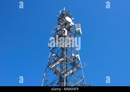 Torre di telecomunicazione con le antenne contro il cielo blu. Vista dal basso Foto Stock