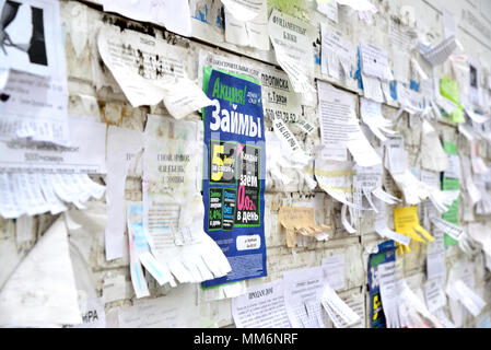 Gryazi, Russia - 19 agosto. 2016. Annuncio sulla parete su prestiti e acquisto di appartamento in russo Foto Stock