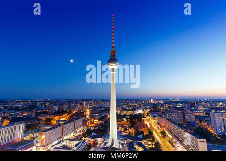 Berlino, Germania - 29 agosto 2017: skyline di Berlino e la torre della TV, Alexanderplatz di notte in Germania. Foto Stock