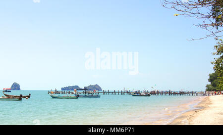 PULAU Langkawi, Malesia - 7 APR 2015: la famosa spiaggia di sabbia nera con navi. Foto Stock