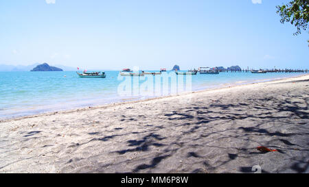PULAU Langkawi, Malesia - 7 APR 2015: la famosa spiaggia di sabbia nera. Foto Stock