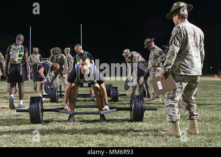 Trapanare il sergente, Sgt. Christopher Mosè assegnato alla 95ª divisione formazione esegue sollevamento morti al giorno 3 del 2017 TRADOC trapanare il sergente e AIT plotone sergente dell'anno di competizione. I concorrenti sono classificati in numerose attività di guerriero sett. 13, a Fort Leonard Wood, Mo. Il concorso si svolge a Sett 11-15 (U.S. Esercito foto di Spc. Tynisha Daniel/ rilasciato Foto Stock