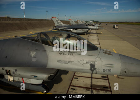 Un pilota dal 480th Fighter Squadron, conduce una pre-controllo di volo a Krzesiny Air Base, Polonia, Sett. 12, 2017. Il 480th FS è che partecipano a corsi di formazione bilaterali con il polacco della Air Force, ospitato dalla 52a gruppo Operations, det. 1 a sostegno del funzionamento Atlantic risolvere. (U.S. Air Force photo by Staff Sgt. Jonathan Snyder) Foto Stock