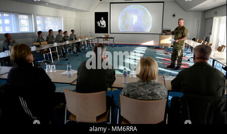 Il Mag. Gen. Kim Jesper Jorgensen, comandante giunto di comando artico, mutandine Air Force senior leaders per la sua area di responsabilità di Illulissat, Groenlandia, Sett. 12, 2017. I dirigenti sono stati in Groenlandia in Canada e in Alaska, come parte del funzionamento Uggianaqtuq, una spedizione artica per comprendere meglio le sfide del lavoro nel clima e a costruire rapporti con gli alleati e partner vi. (U.S. Air Force foto/Tech. Sgt. Dan DeCook) Foto Stock