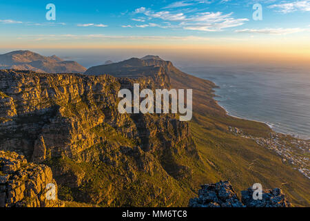 Tramonto paesaggio del parco nazionale di Table Mountain con la città di Cape Town visto da sopra e l'Oceano Atlantico in Sud Africa. Foto Stock
