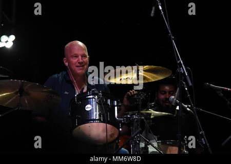 Gen. John Raymond, commander, Air Force Space Command, si prepara a suonare la batteria durante il Patriot Fest 2017 presso la Base Aerea Peterson, Colorado, Sabato, Sett. 9, 2017. Raymond ha giocato un set a fianco del paese band "Thompson Square". (U.S. Air Force foto/Airman 1. Classe William Tracy) Foto Stock