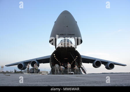 Westover portieri dell'antenna dal 42o e 58o porta antenna squadroni scaricare un C-5M Super Galaxy riempito con le attrezzature e le forniture Settembre 13th, 2017, sul flightline ad Homestead Air Base di riserva, Florida. Uragano Irma le operazioni di soccorso sono di scena al di fuori della Homestead ARB e molti di Westover's aviatori ci sono assistere gli sforzi. (U.S. Air Force foto di Airman Hanna Smith) Foto Stock