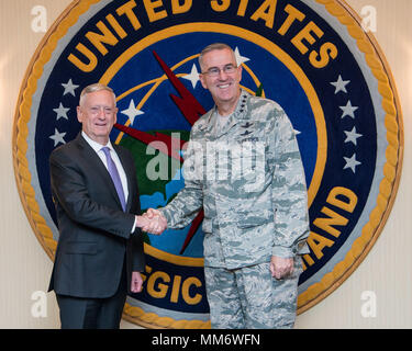 Il Segretario della Difesa Jim Mattis visite con Gen. John E. Hyten, il comandante degli STATI UNITI Comando strategico, durante una visita a Offutt Air Force Base, Neb. sett. 14, 2017. (DOD foto di U.S. Air Force Staff Sgt. Jette Carr) Foto Stock