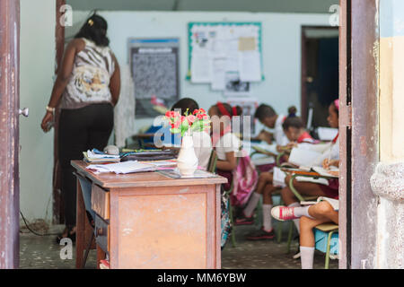 Insegnante e la scuola dei bambini in aula, Havana, Cuba Foto Stock