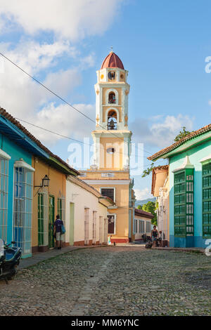 Strada di ciottoli e le case con il Sao Francisco Chiesa, Trinidad, Cuba Foto Stock