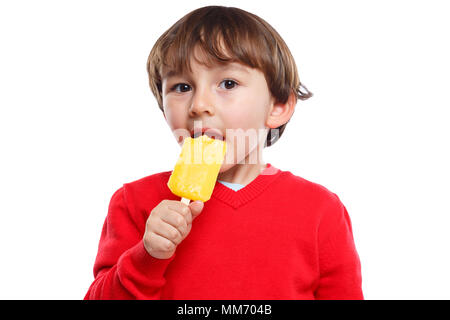 Gelato mangiare per lecca-lecca leccare bambino kid estate isolato su uno sfondo bianco Foto Stock