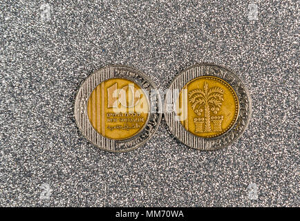 10 Moneta Nuovo sheqel su un grigio sfondo argento Foto Stock