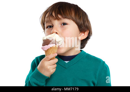 Gelato cono convogliatore di mangiare bambino kid estate isolato su uno sfondo bianco Foto Stock