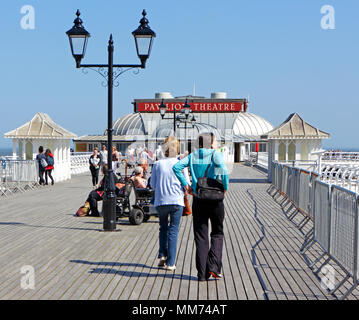 Una vista di persone che passeggiano e rilassante sul molo del North Norfolk località balneare di Cromer, Norfolk, Inghilterra, Regno Unito, Europa. Foto Stock