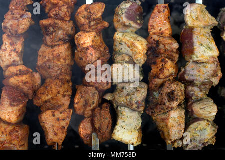 Grandi pezzi di carne fritti su un braciere da un shish kebab Foto Stock