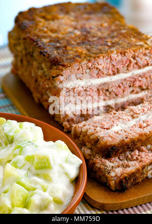 In stile greco polpettone con un riempimento di feta e insalata per la side shot in un seletive focus, copiare lo spazio al top Foto Stock