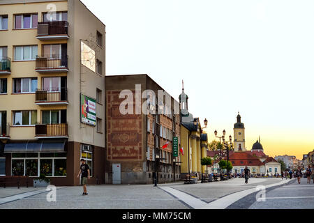 Bialystok, Polonia - 30 Aprile 2012: edifici storici e attrazioni turistiche sulla piazza centrale del mercato Kosciusko. Tramonto sulla serata primaverile in Occidente Foto Stock