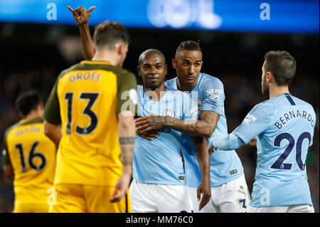 Manchester City's Fernandinho celebra il punteggio al suo fianco il terzo obiettivo del gioco durante il match di Premier League al Etihad Stadium e Manchester. Foto Stock